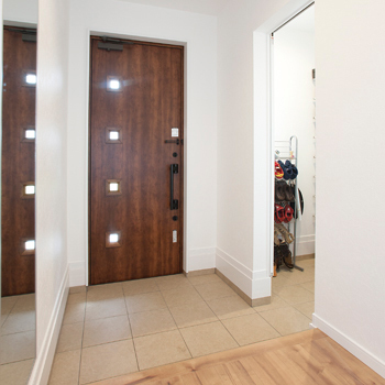 サンクスホーム 【伊勢の実例】ウッドデッキでＢＢＱ、勾配天井のリビングも自慢の平屋建て。「家事も子育ても楽です」の建築実例画像10