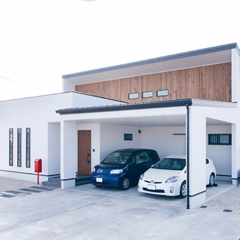 サンクスホーム 【伊勢の実例】インナーガレージ、開放感いっぱいのＬＤＫが自慢の平屋。「モデルハウスを参考にしました」の建築実例画像1