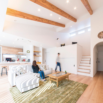 サンクスホーム 【伊勢の実例】インナーガレージ、開放感いっぱいのＬＤＫが自慢の平屋。「モデルハウスを参考にしました」の建築実例画像2