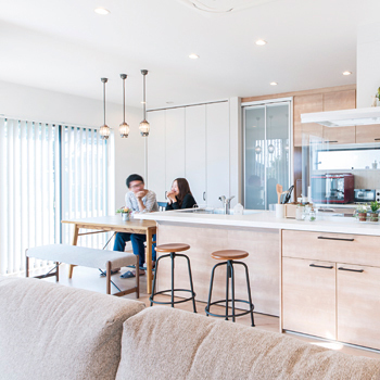 サンクスホーム 【伊勢の実例】インナーガレージ、開放感いっぱいのＬＤＫが自慢の平屋。「モデルハウスを参考にしました」の建築実例画像3