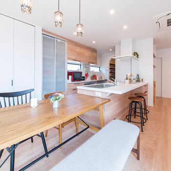 サンクスホーム 【伊勢の実例】インナーガレージ、開放感いっぱいのＬＤＫが自慢の平屋。「モデルハウスを参考にしました」の建築実例画像7