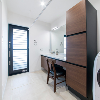 サンクスホーム 【伊勢の実例】インナーガレージ、開放感いっぱいのＬＤＫが自慢の平屋。「モデルハウスを参考にしました」の建築実例画像8