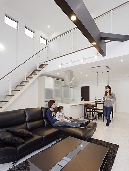 サンクスホーム 【鈴鹿の実例】アイランドキッチンを中心にまわれる動線。家事動線コンパクト＆収納豊富でゆとりのある生活の建築実例画像2