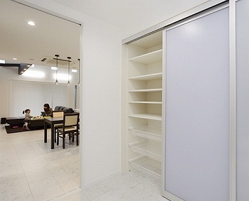 サンクスホーム 【鈴鹿の実例】アイランドキッチンを中心にまわれる動線。家事動線コンパクト＆収納豊富でゆとりのある生活の建築実例画像4