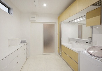 サンクスホーム 【鈴鹿の実例】アイランドキッチンを中心にまわれる動線。家事動線コンパクト＆収納豊富でゆとりのある生活の建築実例画像5