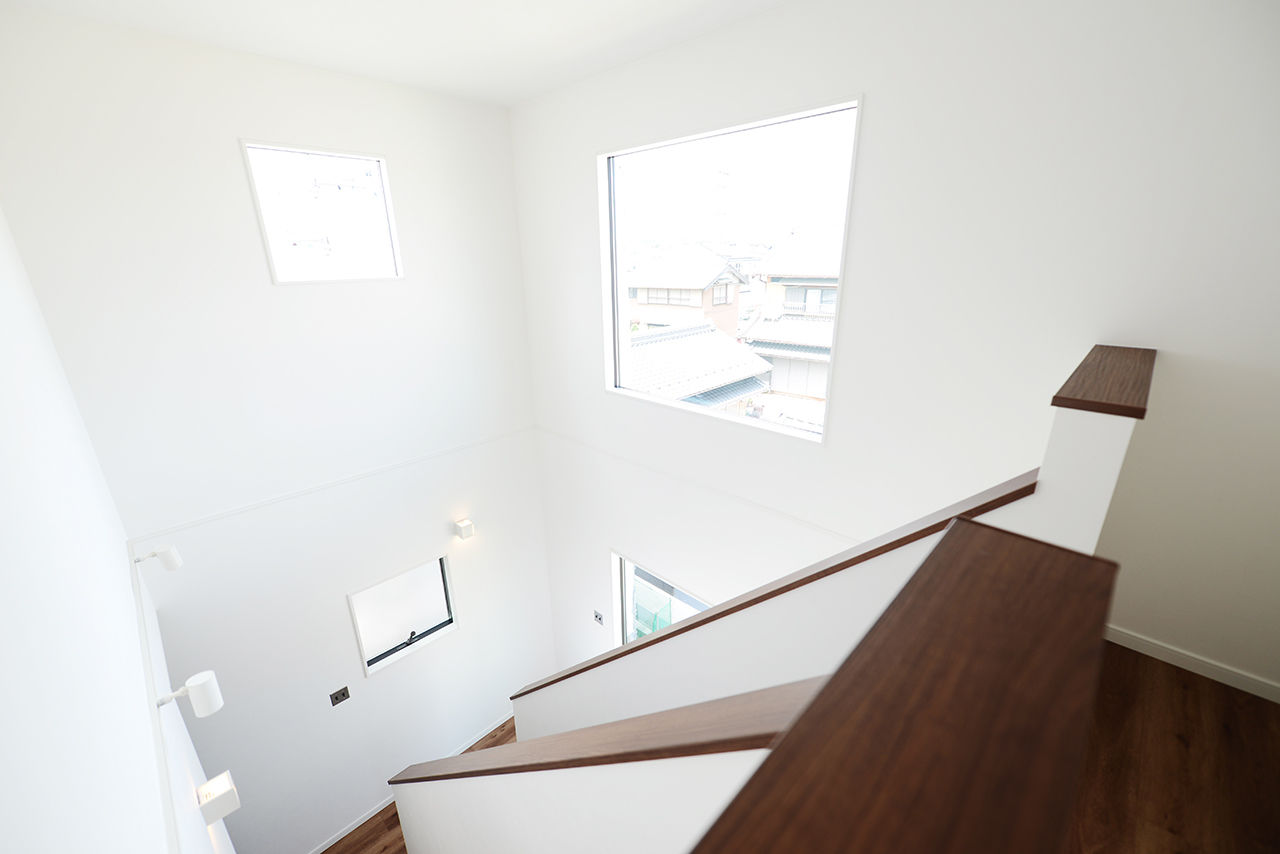 サンクスホーム 【1000万円台｜間取り図有】遊びも在宅ワークも。使い方、無限大！ガレージのあるシンプルな3階建てハウスの建築実例画像6