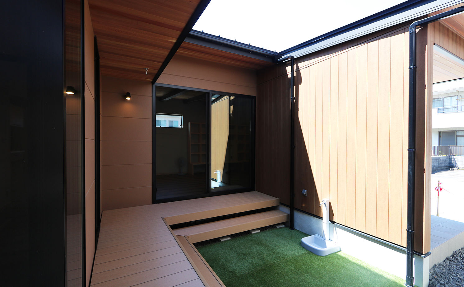 サンクスホーム 【2000万円台×コの字｜間取り図有】延床29坪でも開放感たっぷり！外と緩やかにつながるアメリカンハウスの建築実例画像2