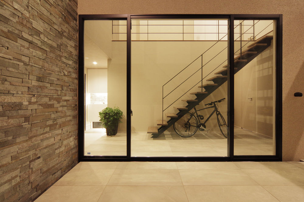 ビー・エル・ビルド　ビルド一級建築士事務所 【2000万円台/43.8坪/中庭/吹き抜け/動線/間取り図】愛車2台を美しく照らす縦長なビルトインガレージの家の建築実例画像4