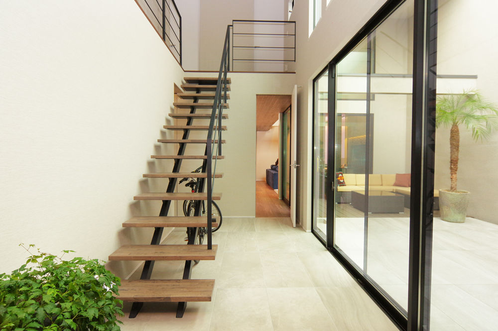 ビー・エル・ビルド　ビルド一級建築士事務所 【2000万円台/43.8坪/中庭/吹き抜け/動線/間取り図】愛車2台を美しく照らす縦長なビルトインガレージの家の建築実例画像8