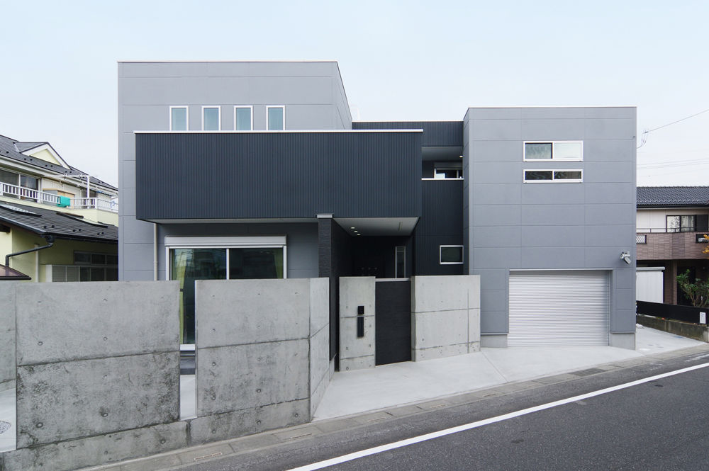 ビー・エル・ビルド　ビルド一級建築士事務所 【2000万円台/45.3坪/車3台/土地探し/間取り図】趣味の部屋から眺めるビルトインガレージ。ALC壁で建てる家の建築実例画像1