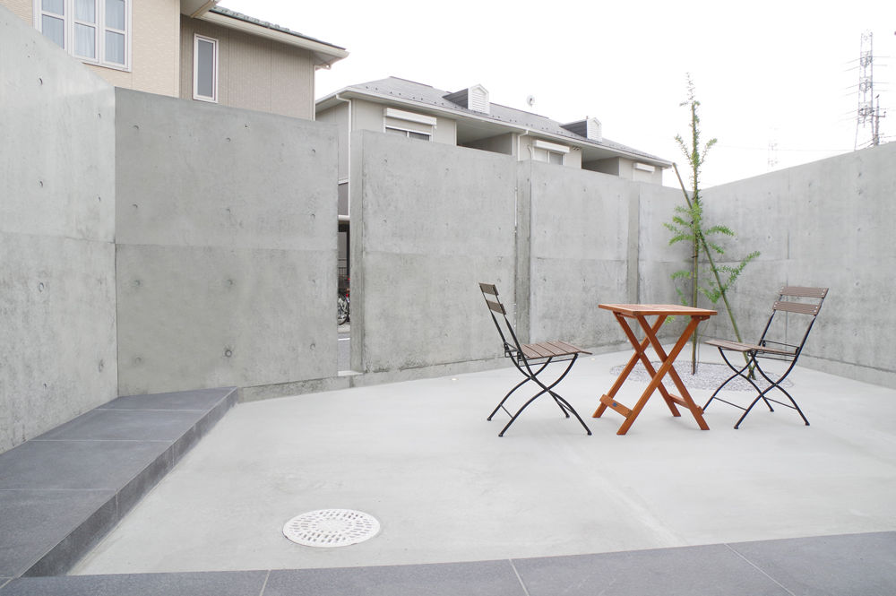 ビー・エル・ビルド　ビルド一級建築士事務所 【2000万円台/45.3坪/車3台/土地探し/間取り図】趣味の部屋から眺めるビルトインガレージ。ALC壁で建てる家の建築実例画像6