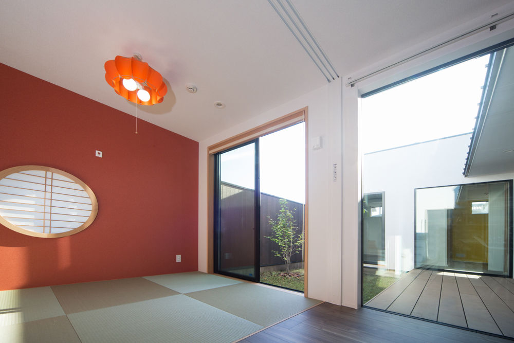 ビー・エル・ビルド　ビルド一級建築士事務所 【2000万円台/31.4坪/平屋/間取り図】家族が集まる居心地いいリビング。中庭を囲む設計の四角い平屋住宅の建築実例画像6