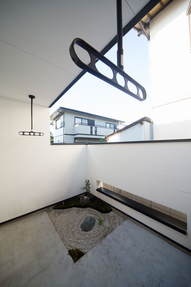 ビー・エル・ビルド　ビルド一級建築士事務所 【2000万円台/31.4坪/平屋/間取り図】家族が集まる居心地いいリビング。中庭を囲む設計の四角い平屋住宅の建築実例画像10