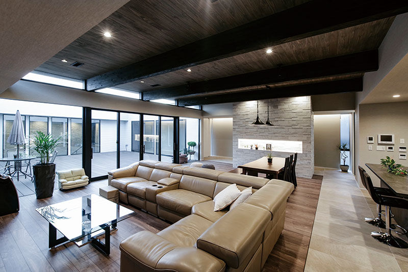 ビー・エル・ビルド　ビルド一級建築士事務所 【ビルトインガレージ/中庭/二世帯住宅】愛車眺めるガラス張りのハイクオリティな空間。趣味×住の注文住宅の建築実例画像3