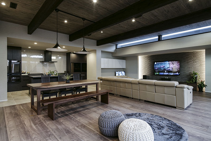 ビー・エル・ビルド　ビルド一級建築士事務所 【ビルトインガレージ/中庭/二世帯住宅】愛車眺めるガラス張りのハイクオリティな空間。趣味×住の注文住宅の建築実例画像4