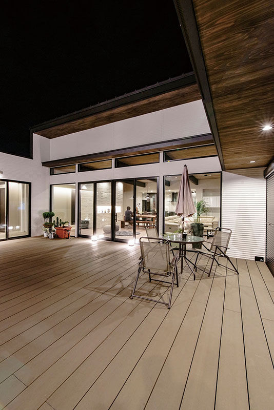 ビー・エル・ビルド　ビルド一級建築士事務所 【ビルトインガレージ/中庭/二世帯住宅】愛車眺めるガラス張りのハイクオリティな空間。趣味×住の注文住宅の建築実例画像5