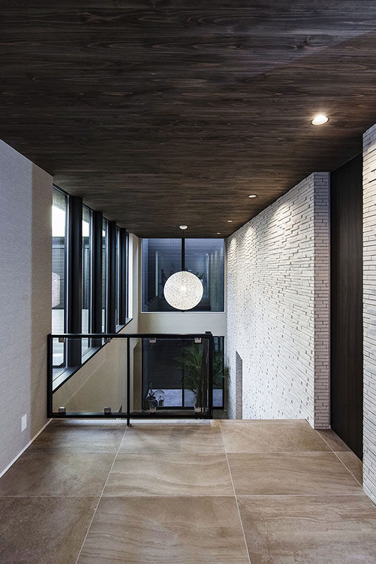 ビー・エル・ビルド　ビルド一級建築士事務所 【ビルトインガレージ/中庭/二世帯住宅】愛車眺めるガラス張りのハイクオリティな空間。趣味×住の注文住宅の建築実例画像6