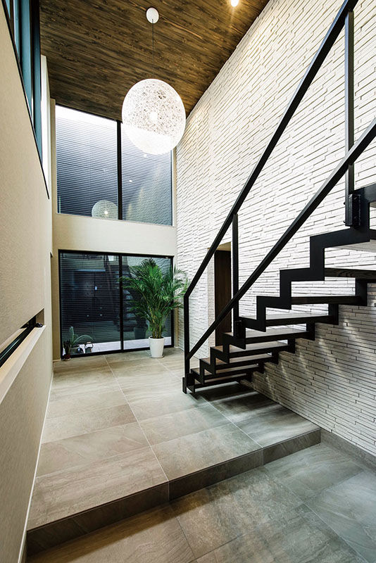 ビー・エル・ビルド　ビルド一級建築士事務所 【ビルトインガレージ/中庭/二世帯住宅】愛車眺めるガラス張りのハイクオリティな空間。趣味×住の注文住宅の建築実例画像7