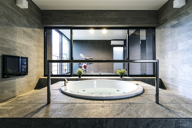 ビー・エル・ビルド　ビルド一級建築士事務所 【ビルトインガレージ/中庭/二世帯住宅】愛車眺めるガラス張りのハイクオリティな空間。趣味×住の注文住宅の建築実例画像8