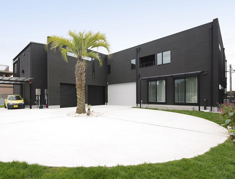 ビー・エル・ビルド　ビルド一級建築士事務所 【ビルトインガレージ/中庭/二世帯住宅】愛車眺めるガラス張りのハイクオリティな空間。趣味×住の注文住宅の建築実例画像9