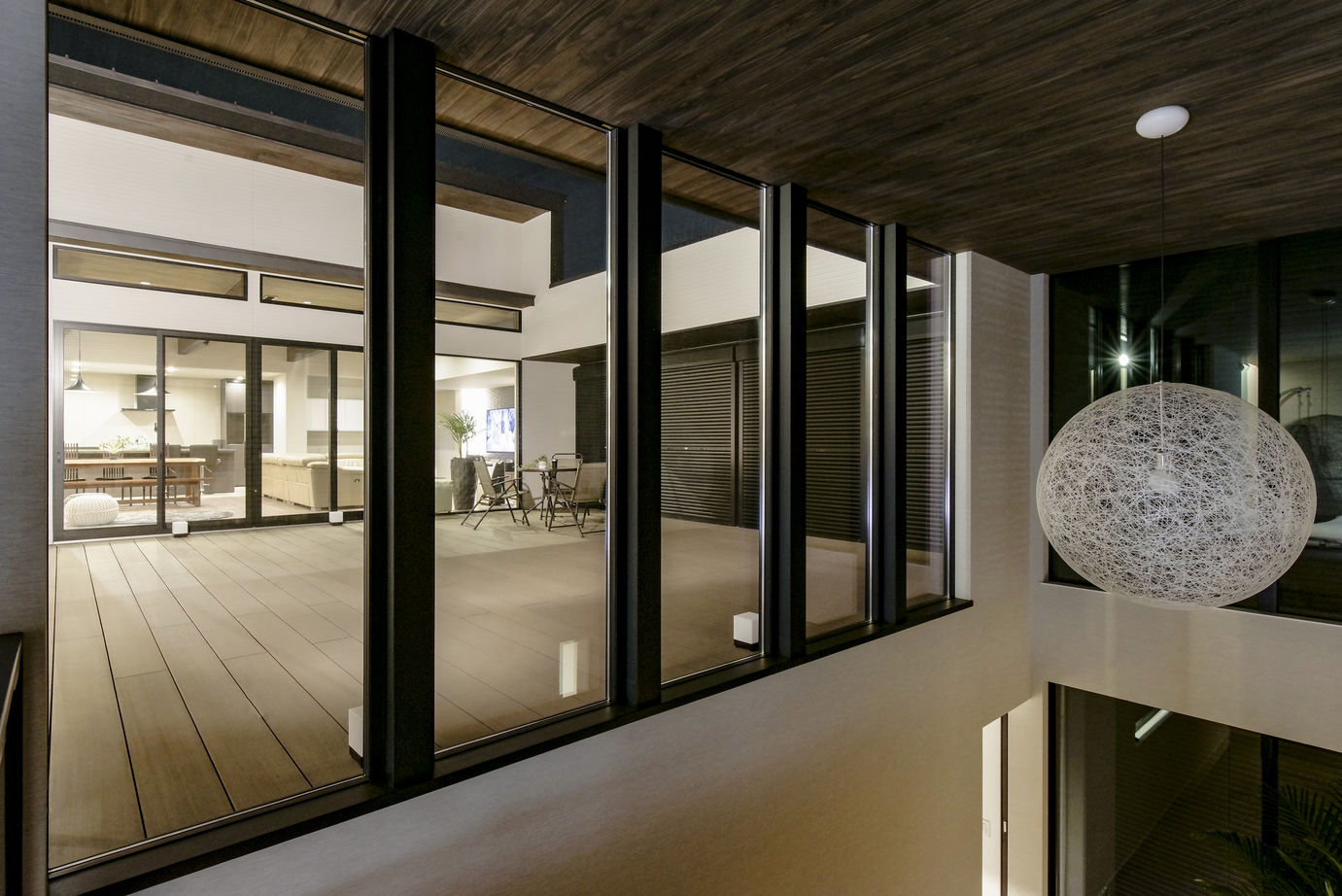 ビー・エル・ビルド　ビルド一級建築士事務所 【ビルトインガレージ/中庭/二世帯住宅】愛車眺めるガラス張りのハイクオリティな空間。趣味×住の注文住宅の建築実例画像13