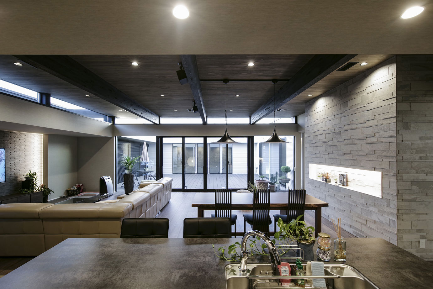 ビー・エル・ビルド　ビルド一級建築士事務所 【ビルトインガレージ/中庭/二世帯住宅】愛車眺めるガラス張りのハイクオリティな空間。趣味×住の注文住宅の建築実例画像15