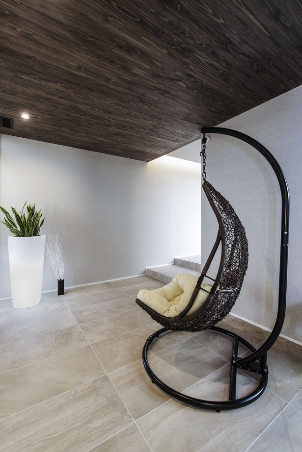 ビー・エル・ビルド　ビルド一級建築士事務所 【ビルトインガレージ/中庭/二世帯住宅】愛車眺めるガラス張りのハイクオリティな空間。趣味×住の注文住宅の建築実例画像17