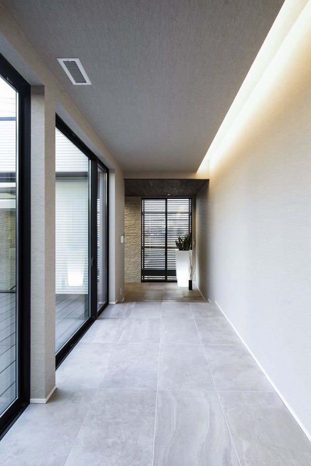 ビー・エル・ビルド　ビルド一級建築士事務所 【ビルトインガレージ/中庭/二世帯住宅】愛車眺めるガラス張りのハイクオリティな空間。趣味×住の注文住宅の建築実例画像18