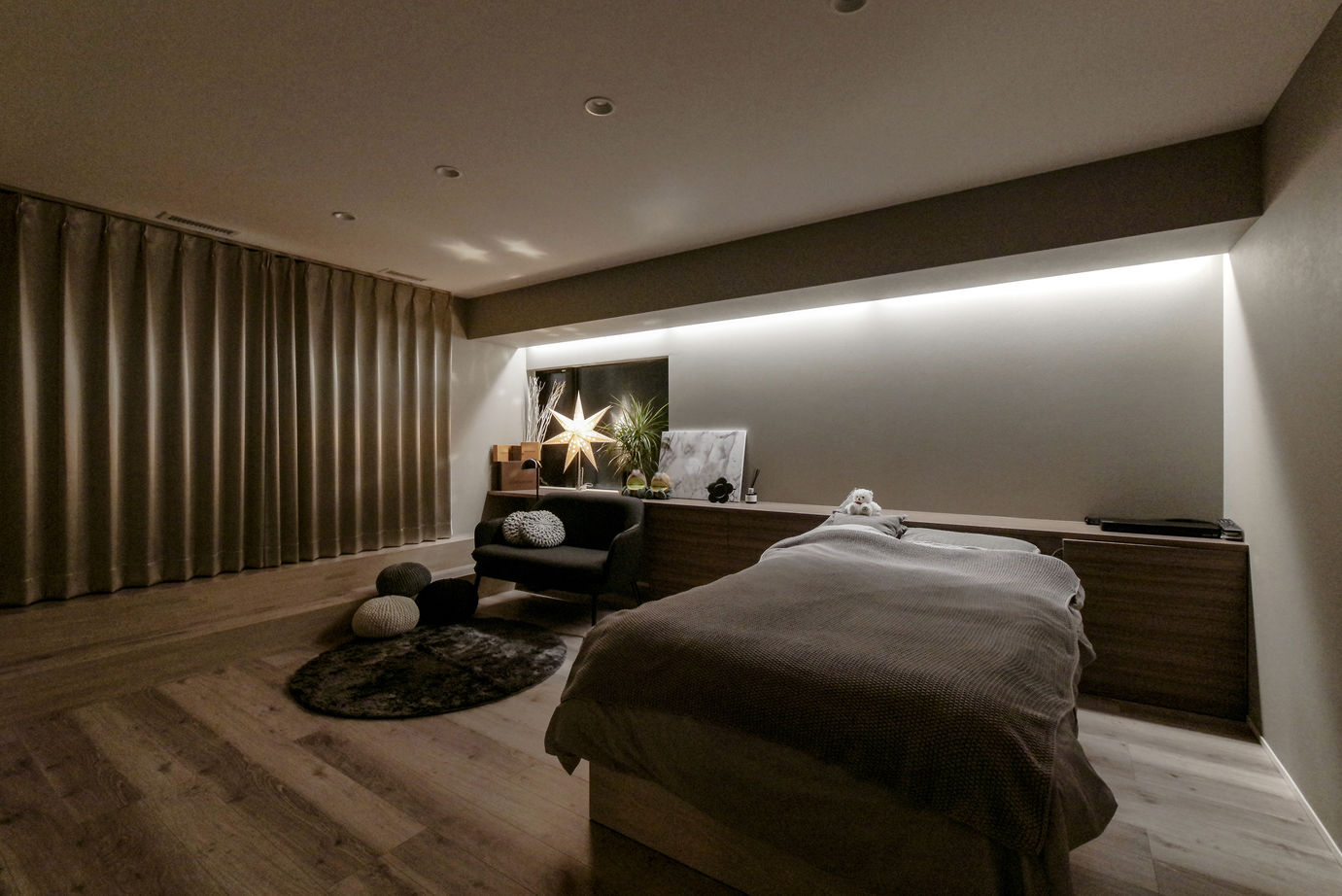 ビー・エル・ビルド　ビルド一級建築士事務所 【ビルトインガレージ/中庭/二世帯住宅】愛車眺めるガラス張りのハイクオリティな空間。趣味×住の注文住宅の建築実例画像19