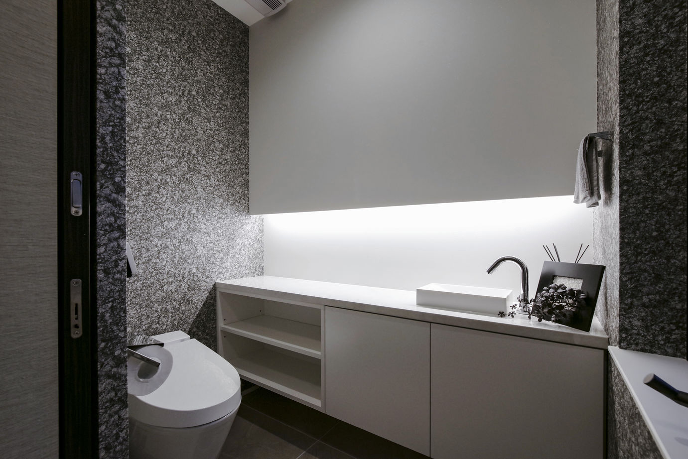 ビー・エル・ビルド　ビルド一級建築士事務所 【ビルトインガレージ/中庭/二世帯住宅】愛車眺めるガラス張りのハイクオリティな空間。趣味×住の注文住宅の建築実例画像20