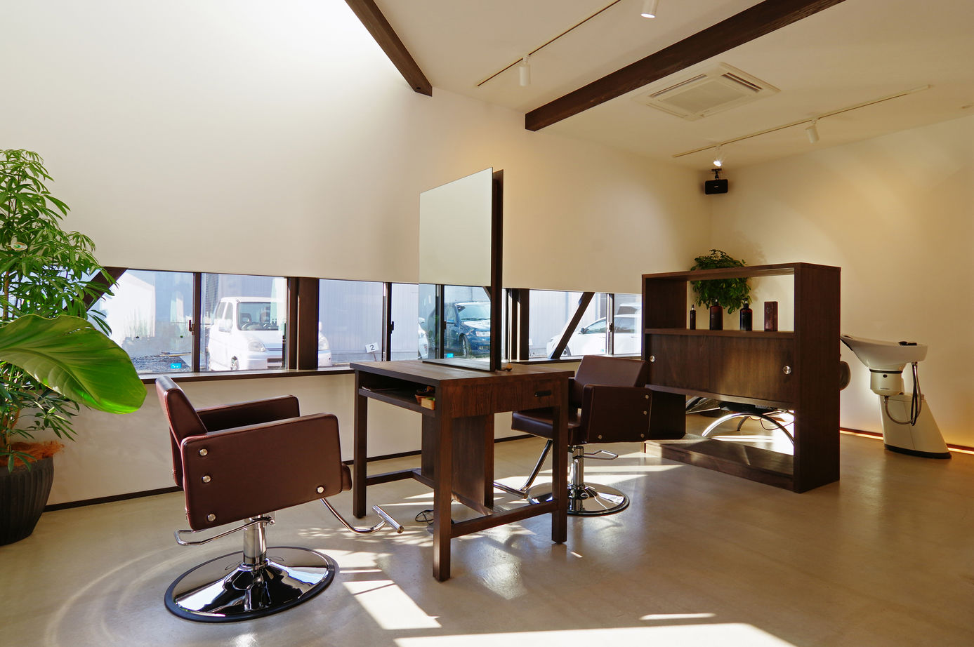 ビー・エル・ビルド　ビルド一級建築士事務所 【3000万円台/41.1坪/吹き抜け/店舗併用住宅】美容室も居住空間もリラックスできる自慢のキューブ型の家の建築実例画像2