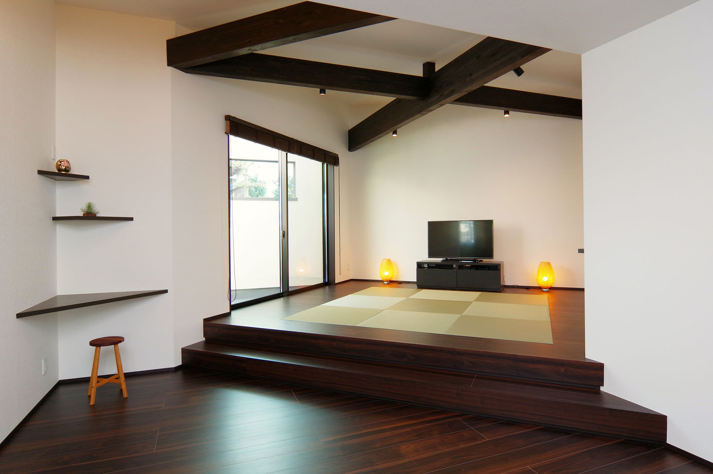 ビー・エル・ビルド　ビルド一級建築士事務所 【3000万円台/41.1坪/吹き抜け/店舗併用住宅】美容室も居住空間もリラックスできる自慢のキューブ型の家の建築実例画像5