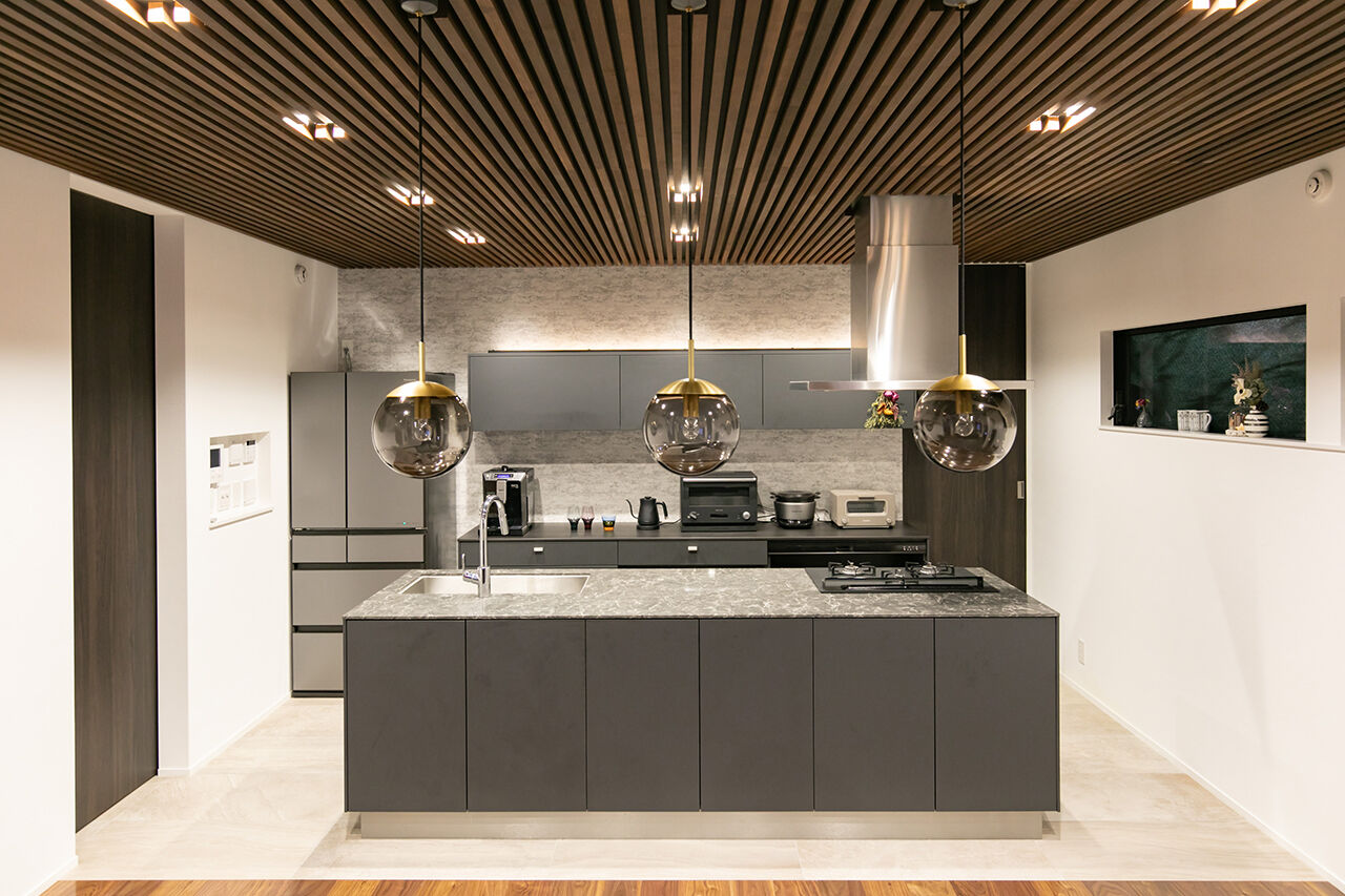 ビー・エル・ビルド　ビルド一級建築士事務所 【4000万円以上/53.9坪/カーポート/屋外ガレージ/間取り図】素材を活かしデザインした高級感漂う重厚な家の建築実例画像4