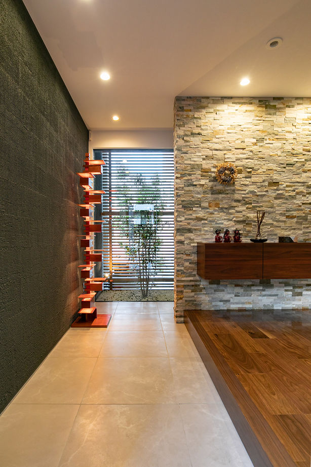 ビー・エル・ビルド　ビルド一級建築士事務所 【4000万円以上/53.9坪/カーポート/屋外ガレージ/間取り図】素材を活かしデザインした高級感漂う重厚な家の建築実例画像6