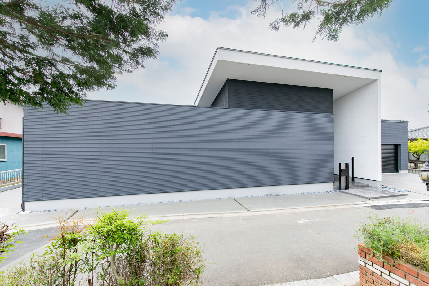 ビー・エル・ビルド　ビルド一級建築士事務所 【4000万円以上/59.1坪/平屋/ビルトインガレージ/車2台/間取り図】内に広がる開放感。モダン建築な注文住宅の建築実例画像