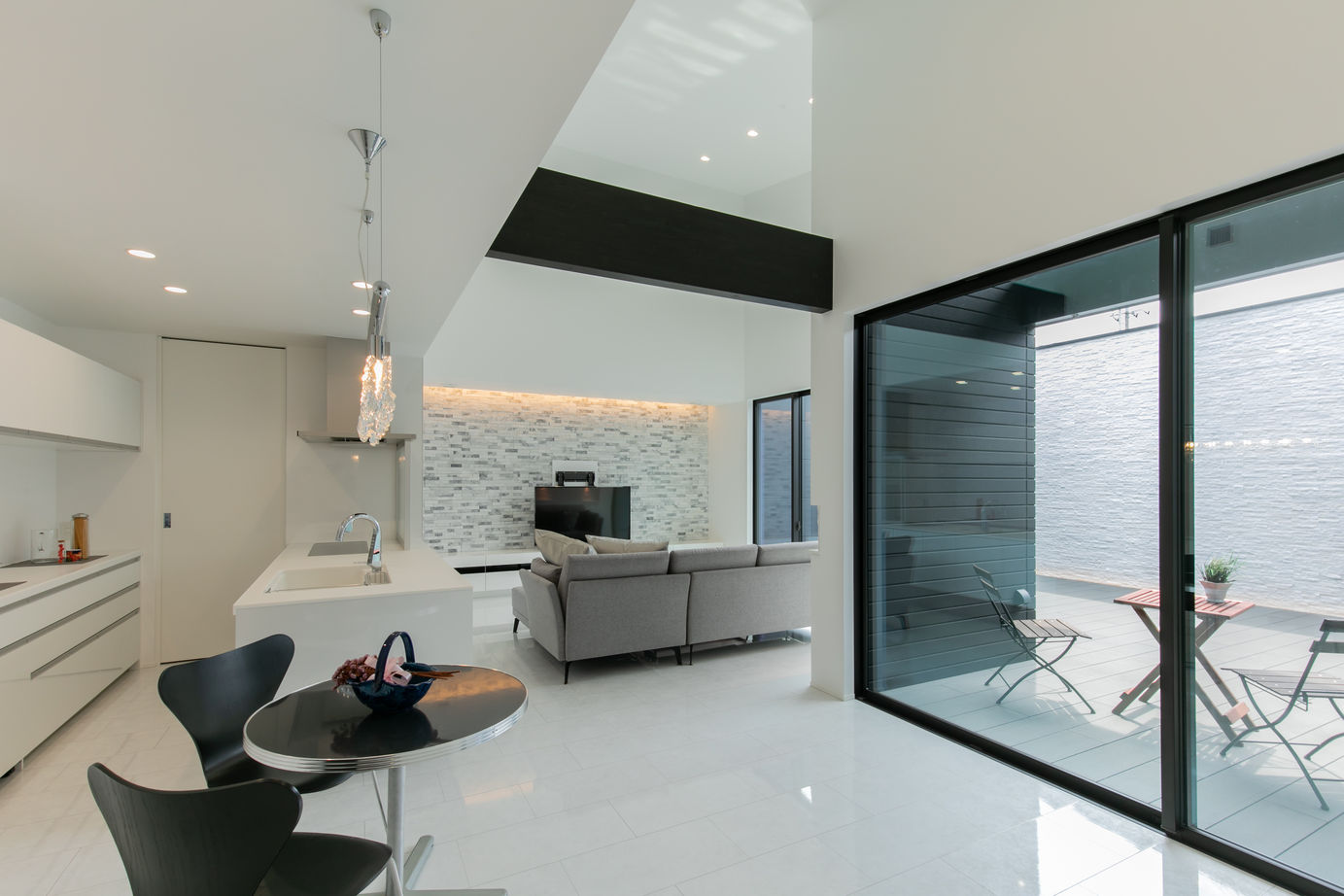 ビー・エル・ビルド　ビルド一級建築士事務所 【4000万円以上/59.1坪/平屋/ビルトインガレージ/車2台/間取り図】内に広がる開放感。モダン建築な注文住宅の建築実例画像3