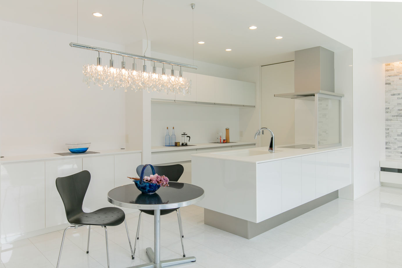 ビー・エル・ビルド　ビルド一級建築士事務所 【4000万円以上/59.1坪/平屋/ビルトインガレージ/車2台/間取り図】内に広がる開放感。モダン建築な注文住宅の建築実例画像4