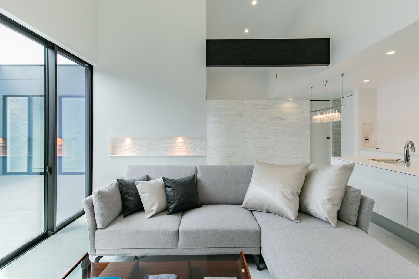 ビー・エル・ビルド　ビルド一級建築士事務所 【4000万円以上/59.1坪/平屋/ビルトインガレージ/車2台/間取り図】内に広がる開放感。モダン建築な注文住宅の建築実例画像5