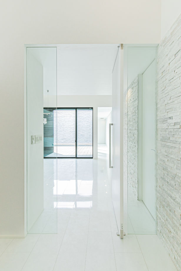 ビー・エル・ビルド　ビルド一級建築士事務所 【4000万円以上/59.1坪/平屋/ビルトインガレージ/車2台/間取り図】内に広がる開放感。モダン建築な注文住宅の建築実例画像6