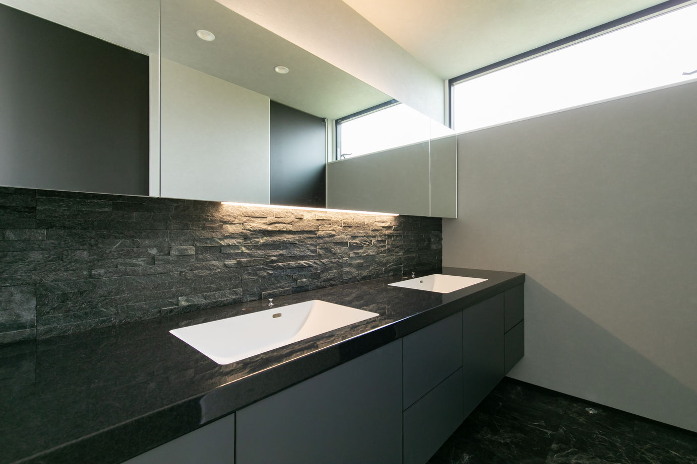 ビー・エル・ビルド　ビルド一級建築士事務所 【4000万円以上/59.1坪/平屋/ビルトインガレージ/車2台/間取り図】内に広がる開放感。モダン建築な注文住宅の建築実例画像8