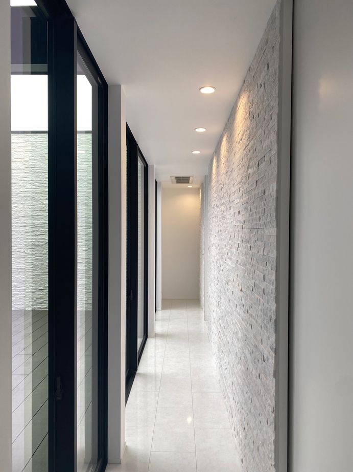 ビー・エル・ビルド　ビルド一級建築士事務所 【4000万円以上/59.1坪/平屋/ビルトインガレージ/車2台/間取り図】内に広がる開放感。モダン建築な注文住宅の建築実例画像10