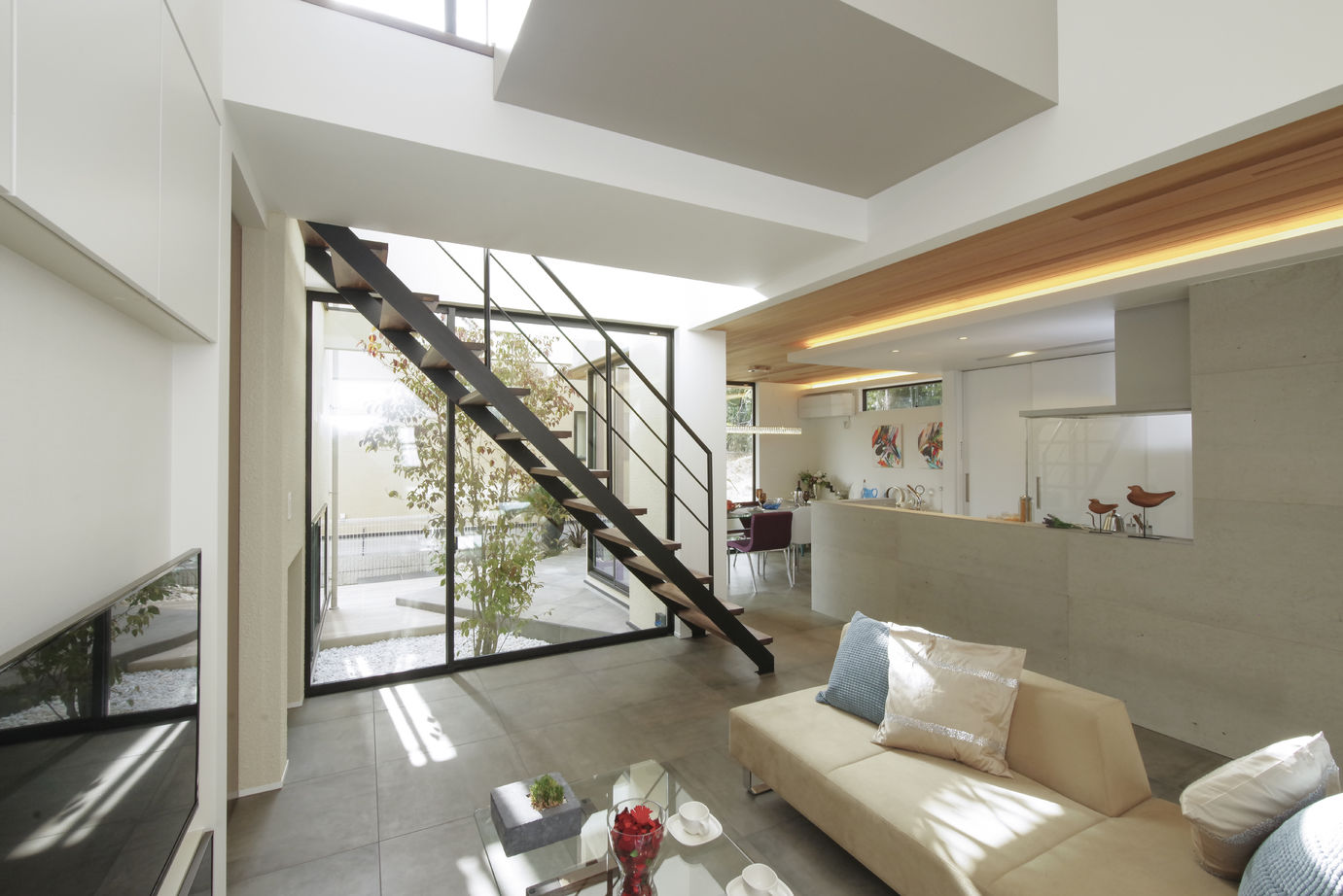 ビー・エル・ビルド　ビルド一級建築士事務所 【2000万円台/34.9坪/ビルトインガレージ/吹き抜け/間取り図】家族と空間を明るく繋ぐ中庭が真ん中にある家の建築実例画像2