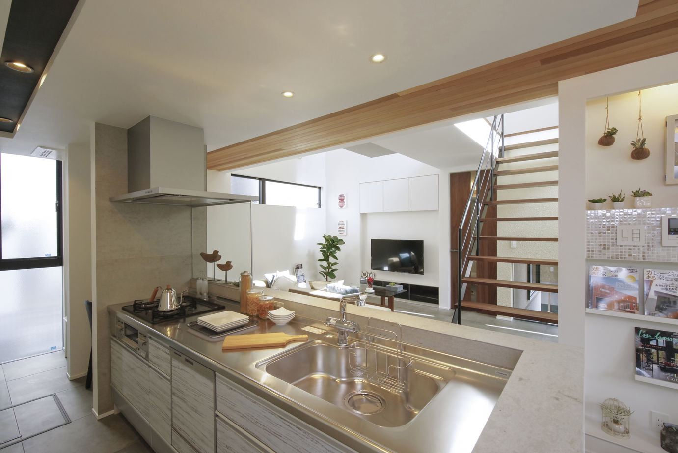 ビー・エル・ビルド　ビルド一級建築士事務所 【2000万円台/34.9坪/ビルトインガレージ/吹き抜け/間取り図】家族と空間を明るく繋ぐ中庭が真ん中にある家の建築実例画像9