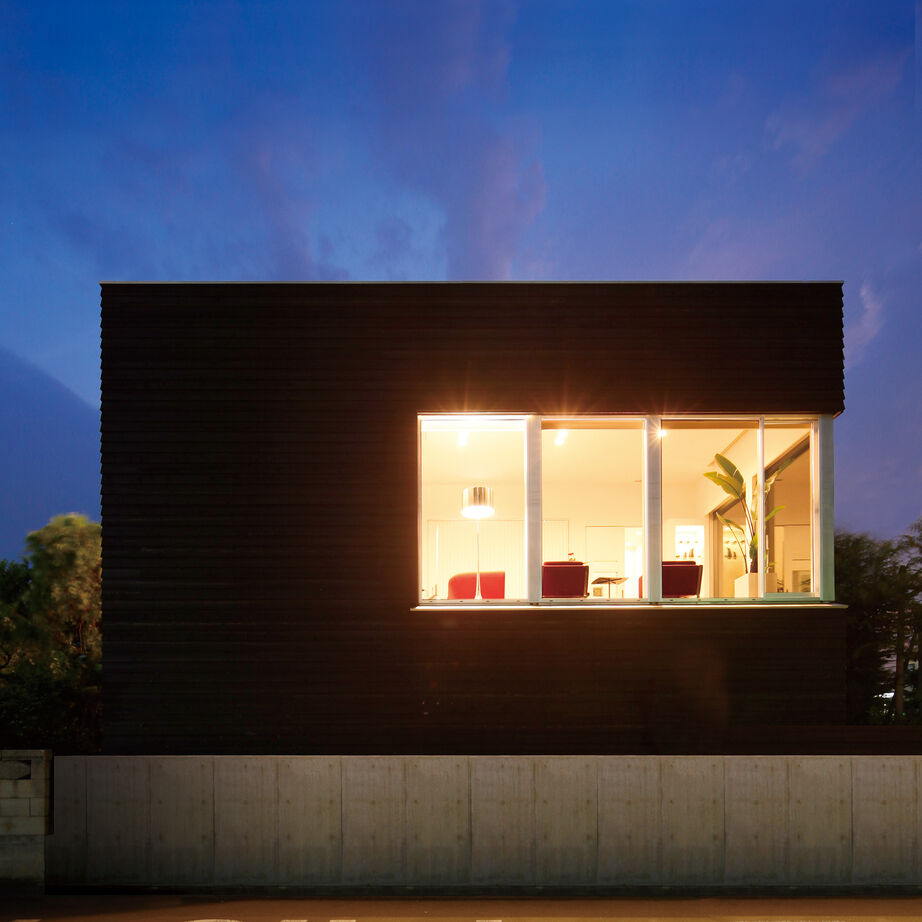 ビー・エル・ビルド　ビルド一級建築士事務所 【4000万円以上/64.3坪/ビルトインガレージ/中庭/間取り図】1階は内に、2階は外に開く寛ぎに合った注文住宅の建築実例画像4