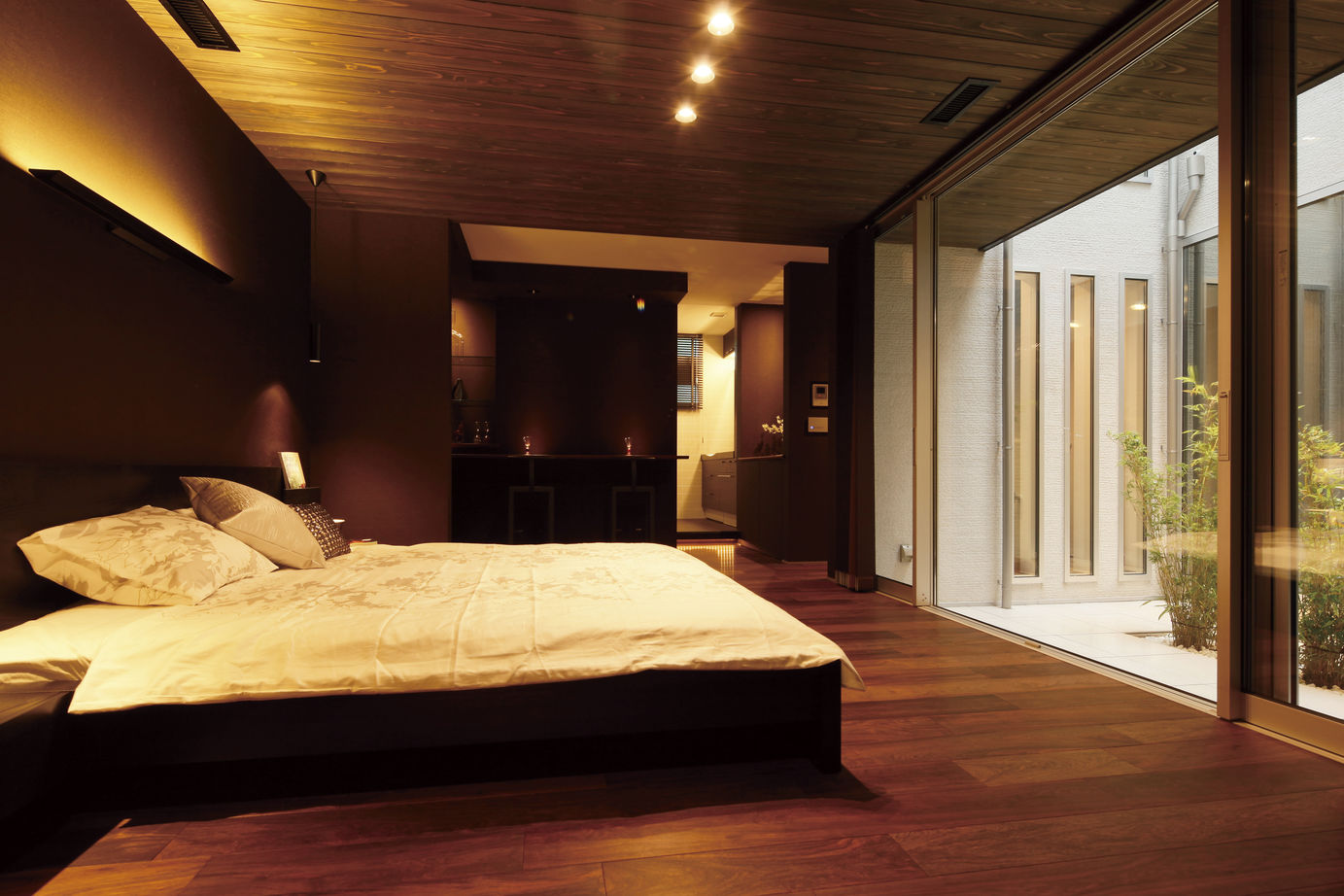 ビー・エル・ビルド　ビルド一級建築士事務所 【4000万円以上/64.3坪/ビルトインガレージ/中庭/間取り図】1階は内に、2階は外に開く寛ぎに合った注文住宅の建築実例画像8