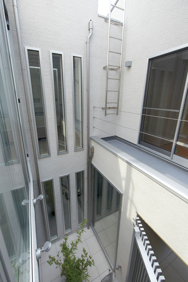 ビー・エル・ビルド　ビルド一級建築士事務所 【4000万円以上/64.3坪/ビルトインガレージ/中庭/間取り図】1階は内に、2階は外に開く寛ぎに合った注文住宅の建築実例画像13