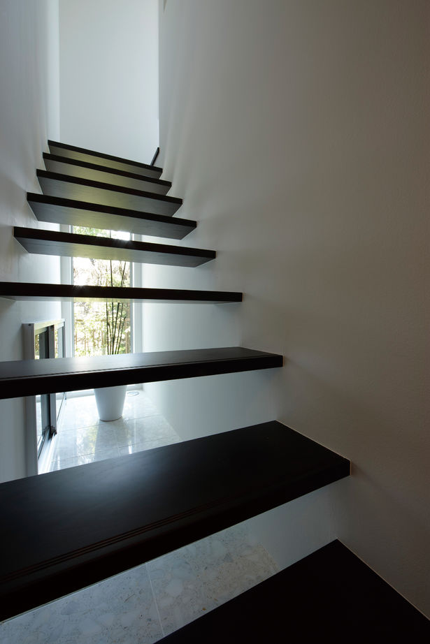 ビー・エル・ビルド　ビルド一級建築士事務所 【4000万円以上/64.3坪/ビルトインガレージ/中庭/間取り図】1階は内に、2階は外に開く寛ぎに合った注文住宅の建築実例画像18