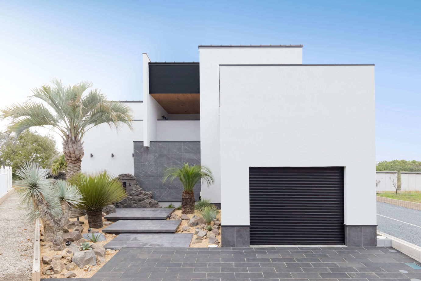 ビー・エル・ビルド　ビルド一級建築士事務所 【4000万円以上/58坪/中庭/ペット/ビルトインガレージ】モデルハウスを参考にしたリゾートホテルのような家の建築実例画像1