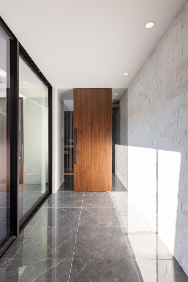 ビー・エル・ビルド　ビルド一級建築士事務所 【4000万円以上/58坪/中庭/ペット/ビルトインガレージ】モデルハウスを参考にしたリゾートホテルのような家の建築実例画像9