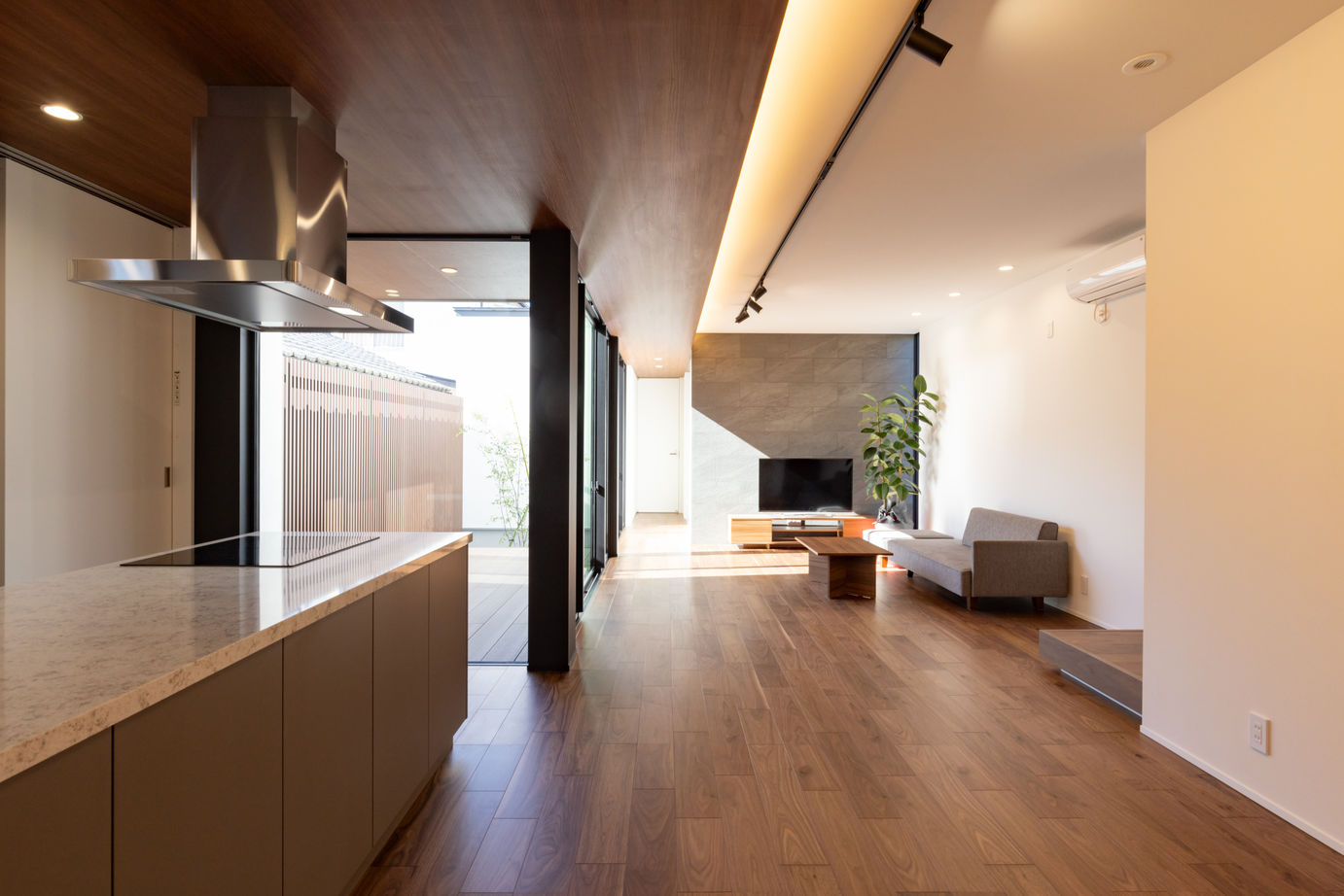 ビー・エル・ビルド　ビルド一級建築士事務所 【4000万円以上/48.3坪/幅7.5ｍ/中庭/縦長/リビング階段】プライバシーをしっかり守る開放的で奥行のある家の建築実例画像2